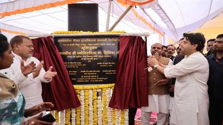 केन्द्रीय मंत्री सिंधिया ने गड़ला में 132/33 केव्ही विद्युत उपकेंद्र का किया भूमिपूजन केन्द्रीय मंत्री सिंधिया ने गड़ला में 132/33 केव्ही विद्युत उपकेंद्र का किया भूमिपूजन
