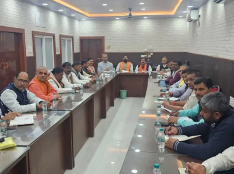 बीजेपी प्रदेश अध्यक्ष ने पार्टी की बैठक में गाया गाना, कहा-तेजस्वी को मौका मिला तो खजाना लूटेंगे बीजेपी प्रदेश अध्यक्ष ने पार्टी की बैठक में गाया गाना, कहा-तेजस्वी को मौका मिला तो खजाना लूटेंगे