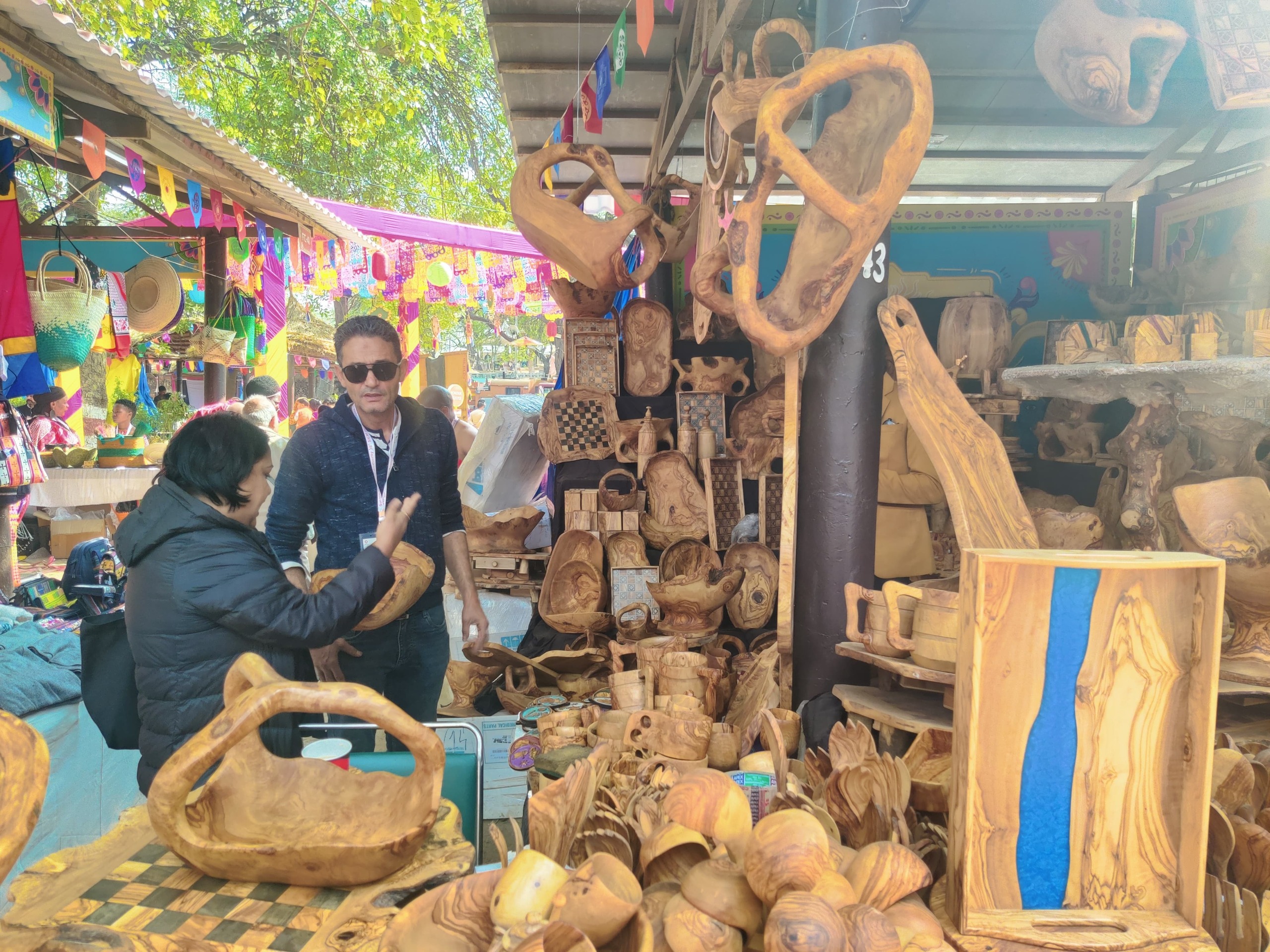 सूरजकुंड मेला परिसर में बिम्सटेक पवेलियन में लगे स्टॉल पर खरीददारी करते पर्यटक। सूरजकुंड मेला परिसर में बिम्सटेक पवेलियन में लगे स्टॉल पर खरीददारी करते पर्यटक।