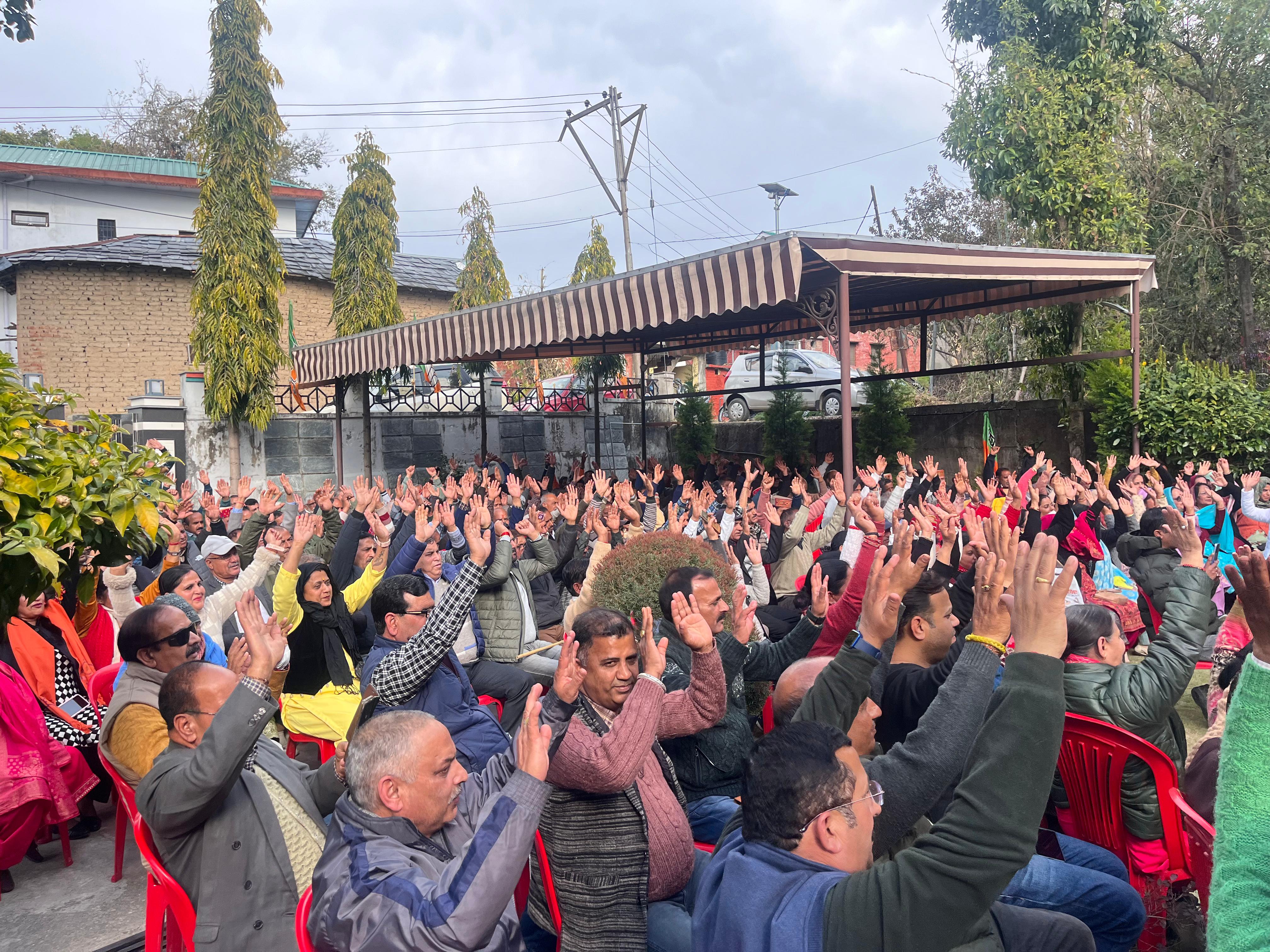 मौजूद कार्यकर्ता। मौजूद कार्यकर्ता।