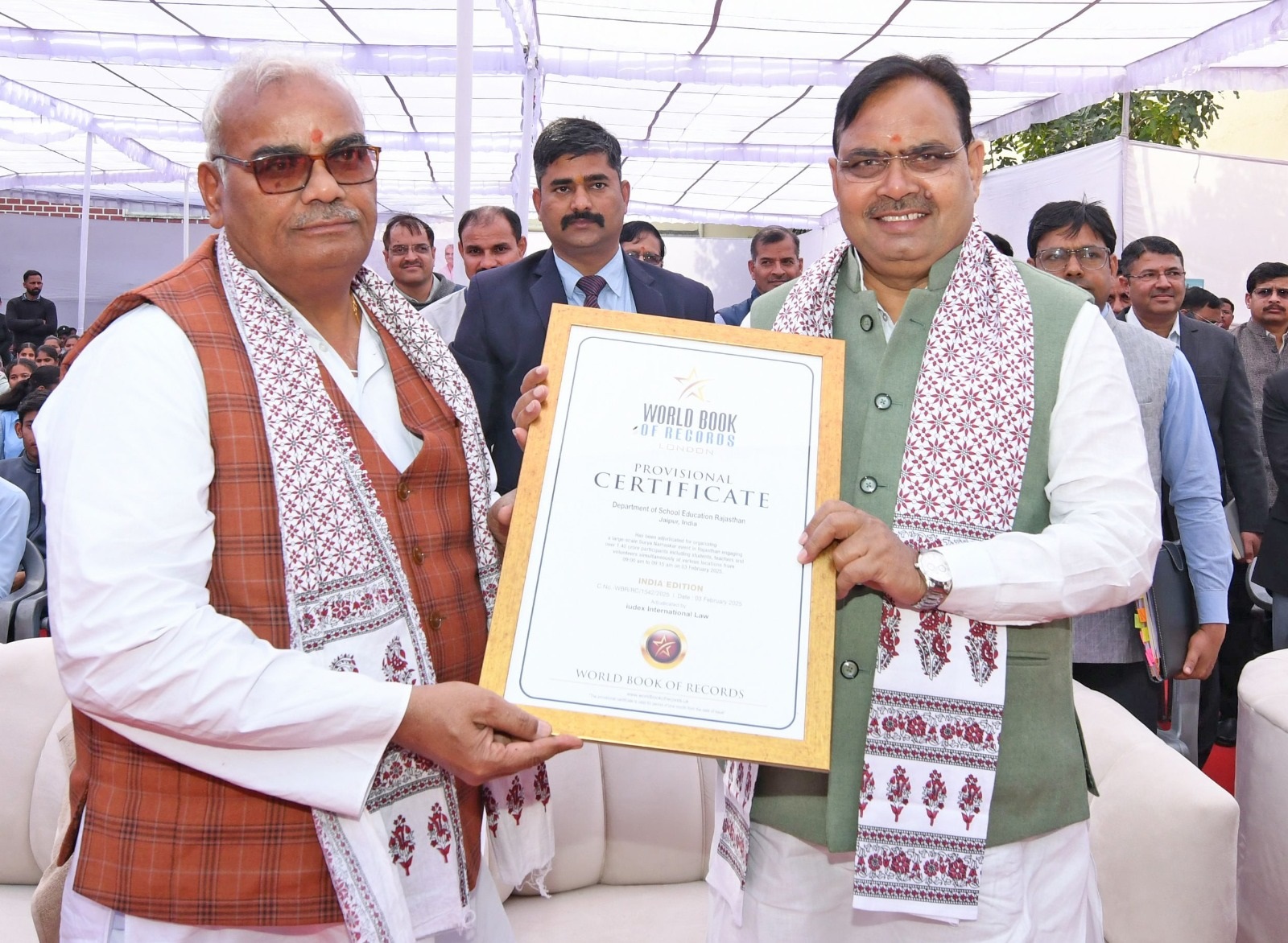 मुख्यमंत्री को सूर्य नमस्कार के विश्व रिकॉर्ड का प्रोविजनल सर्टिफिकेट भेंट करते दिलावर। मुख्यमंत्री को सूर्य नमस्कार के विश्व रिकॉर्ड का प्रोविजनल सर्टिफिकेट भेंट करते दिलावर।