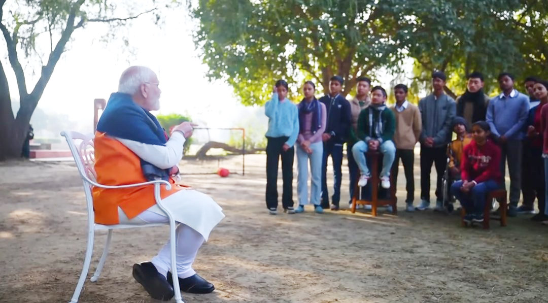 सोमवार को छात्रों से परीक्षा पे चर्चा करते प्रधानमंत्री नरेन्द्र मोदी। सोमवार को छात्रों से परीक्षा पे चर्चा करते प्रधानमंत्री नरेन्द्र मोदी।