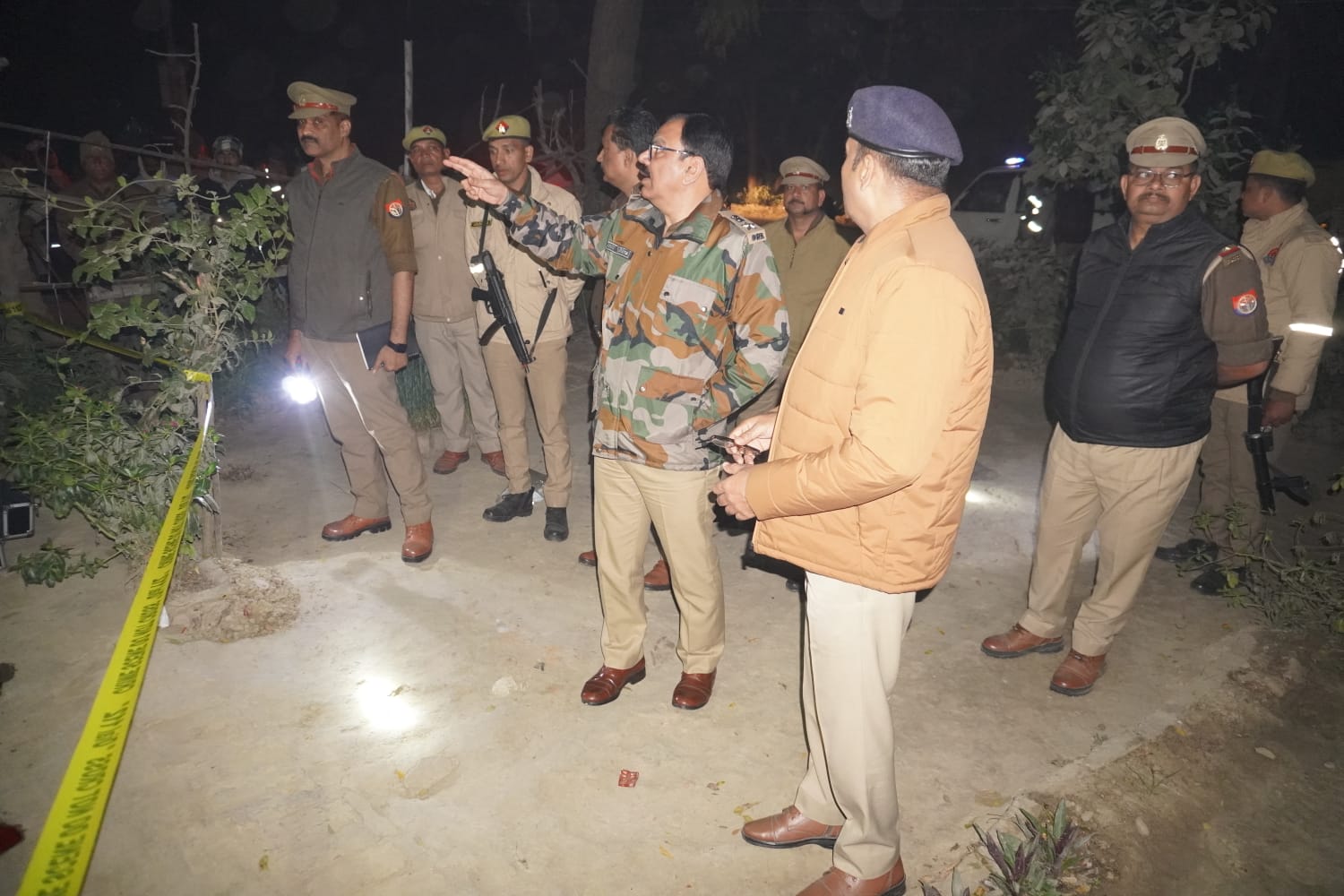 जांच करती पुलिस जांच करती पुलिस