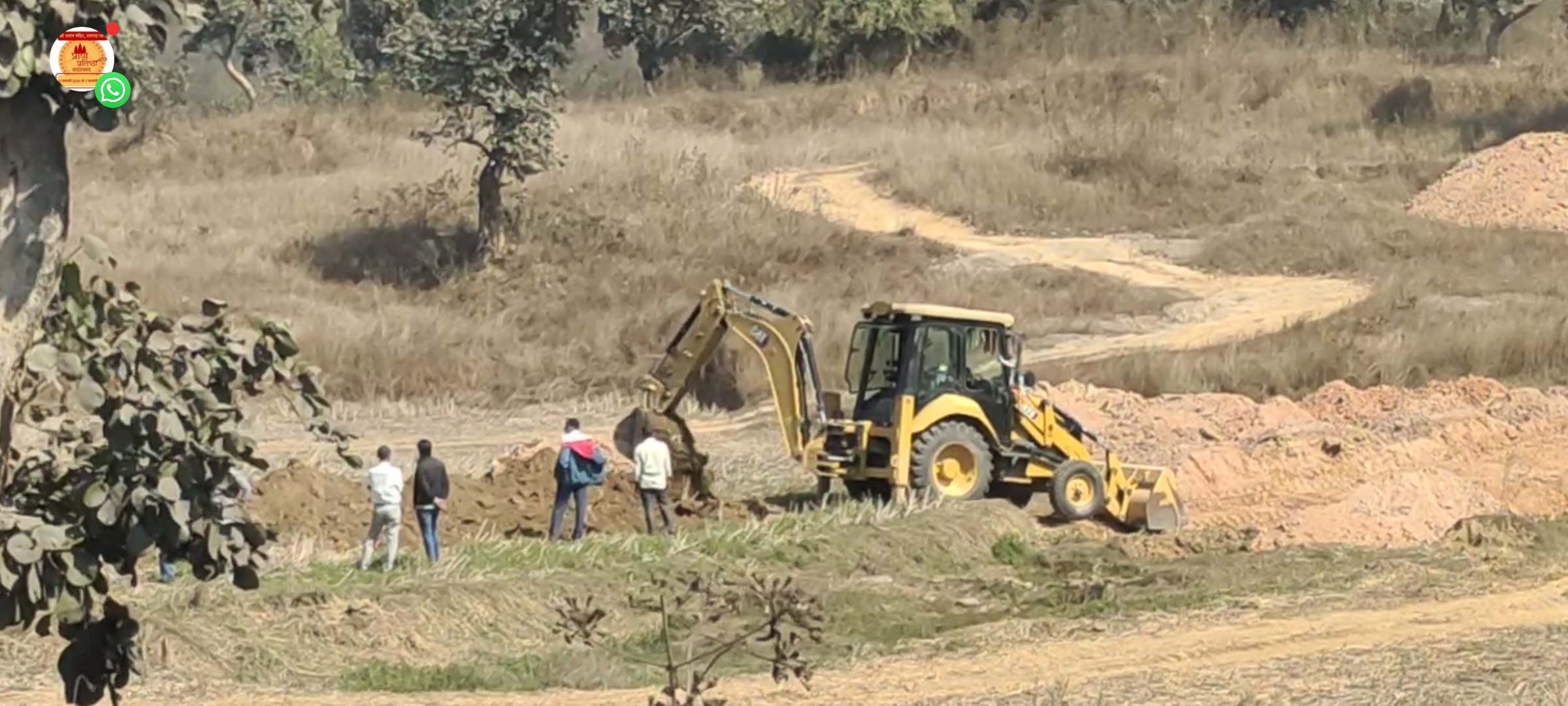 जेसीबी चलते कर्मचारी जेसीबी चलते कर्मचारी