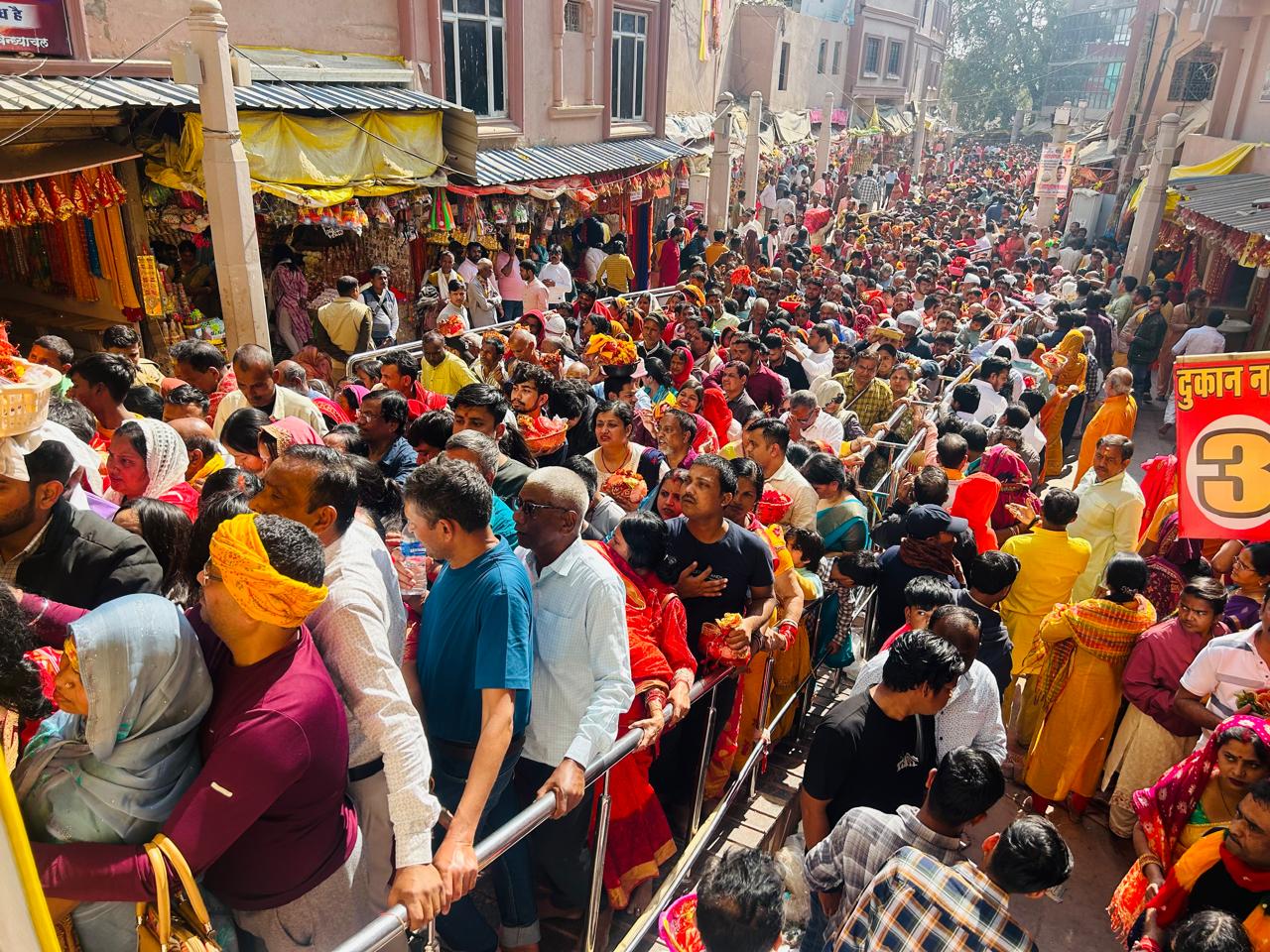 विंध्यधाम में भक्ति की बयार, श्रद्धालुओं का उमड़ा सैलाब विंध्यधाम में भक्ति की बयार, श्रद्धालुओं का उमड़ा सैलाब