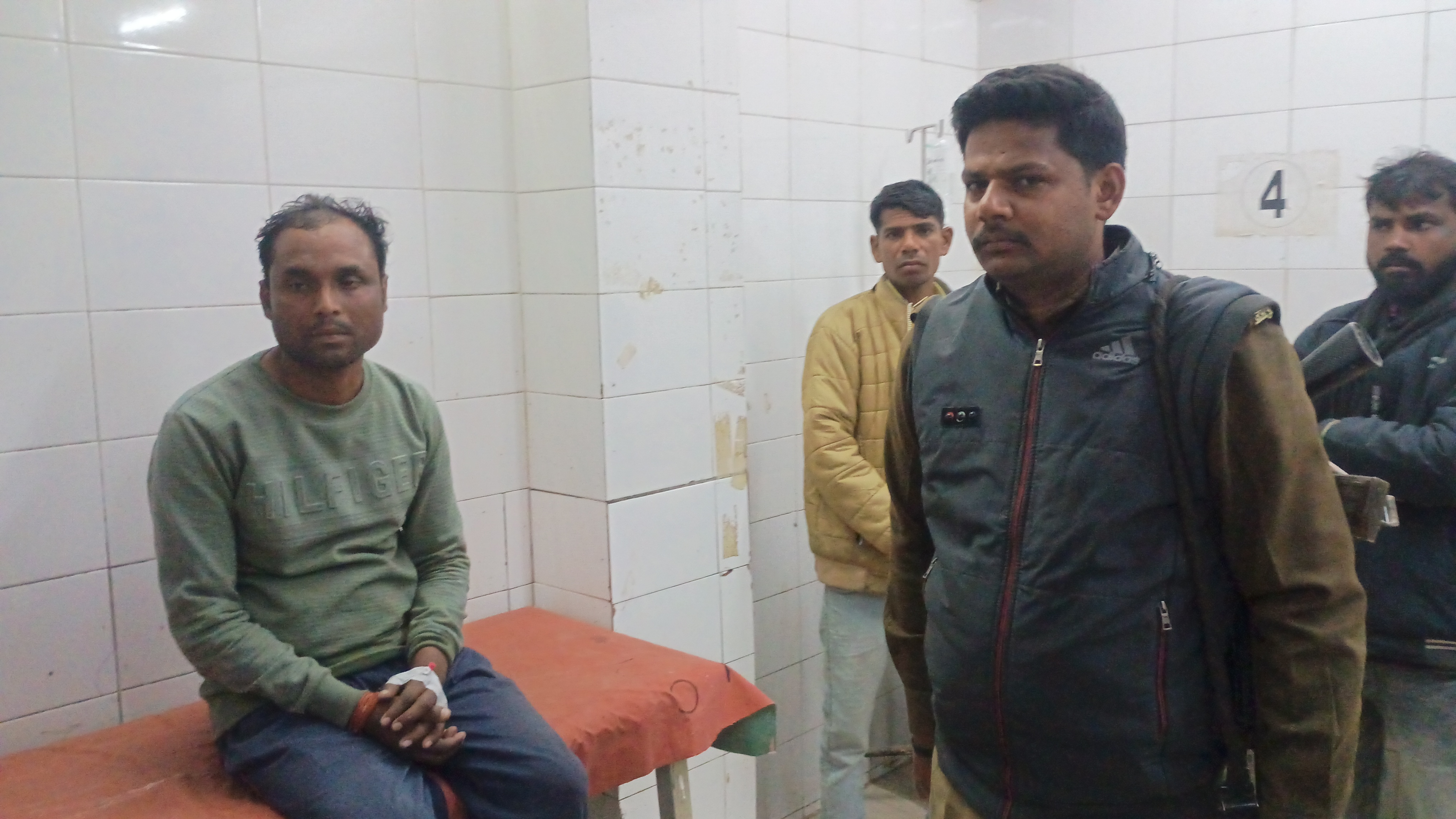 पुलिस अभिरक्षा में थाने में बैठाए गए आरोपी की हालत गंभीर जिला अस्पताल में भर्ती पुलिस अभिरक्षा में थाने में बैठाए गए आरोपी की हालत गंभीर जिला अस्पताल में भर्ती