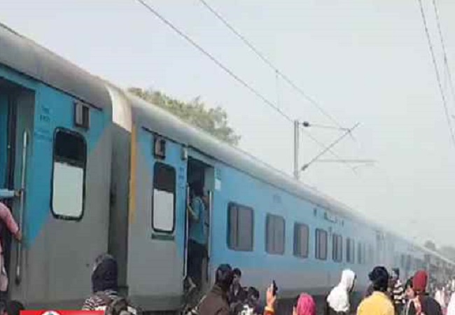 धुंआ निकलता देख टेन से उतरते याति धुंआ निकलता देख टेन से उतरते याति