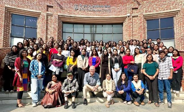 जेएनयू में आयोजित सेमिनार में फिल्म निर्माता क्रिस शुएलर और छात्राएं