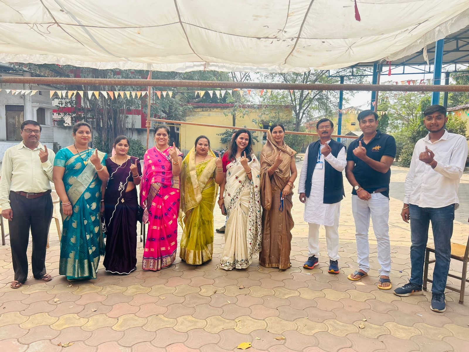 दाएं से तीसरे क्रम में कांग्रेस के नगर पंचायत अध्यक्ष प्रत्याशी तपन चंद्राकर व अन्य लोग। दाएं से तीसरे क्रम में कांग्रेस के नगर पंचायत अध्यक्ष प्रत्याशी तपन चंद्राकर व अन्य लोग।