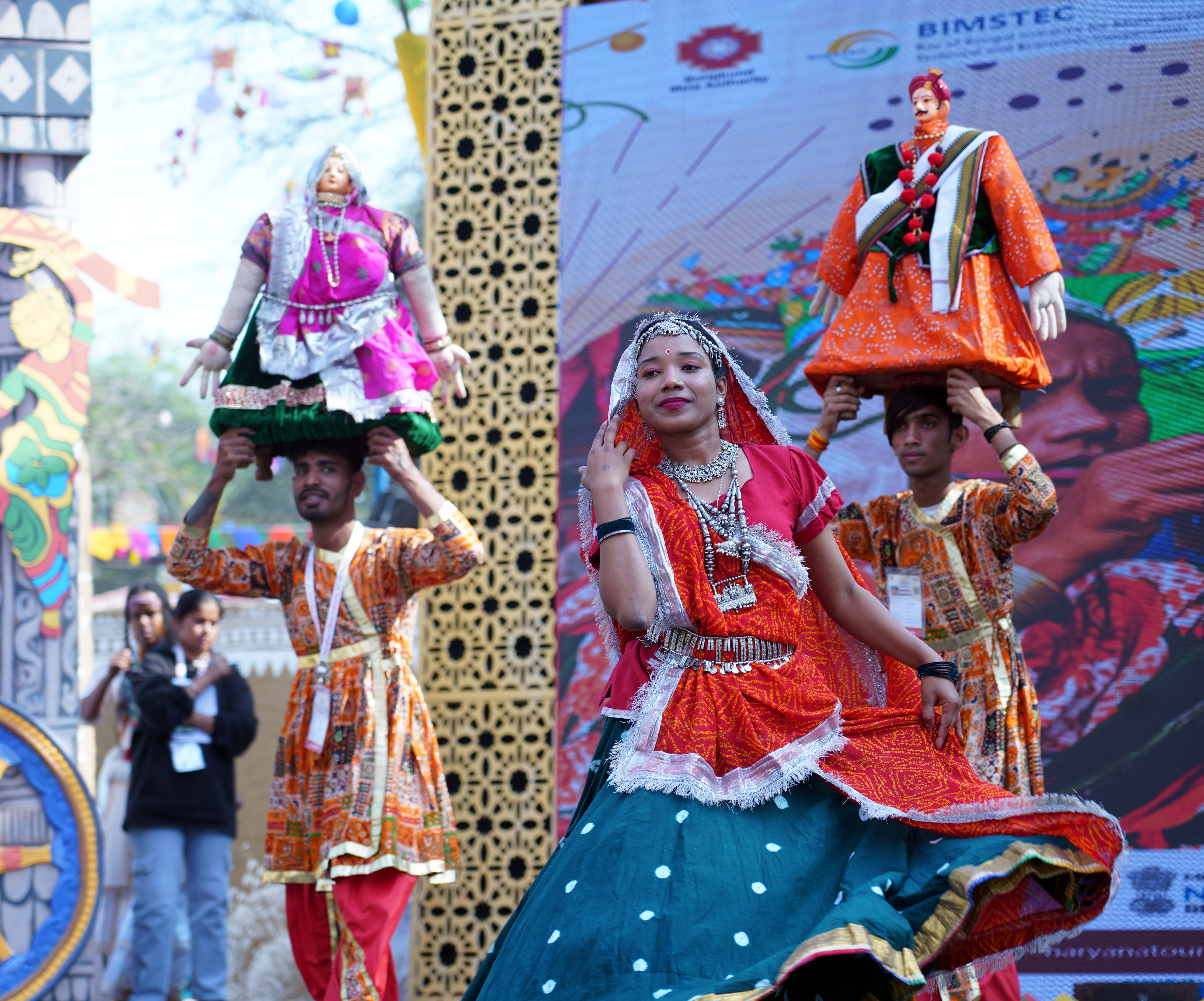 मेले की मुख्य व छोटी चौपाल पर सांस्कृतिक प्रस्तुतियां देते हुए कलाकार। मेले की मुख्य व छोटी चौपाल पर सांस्कृतिक प्रस्तुतियां देते हुए कलाकार।