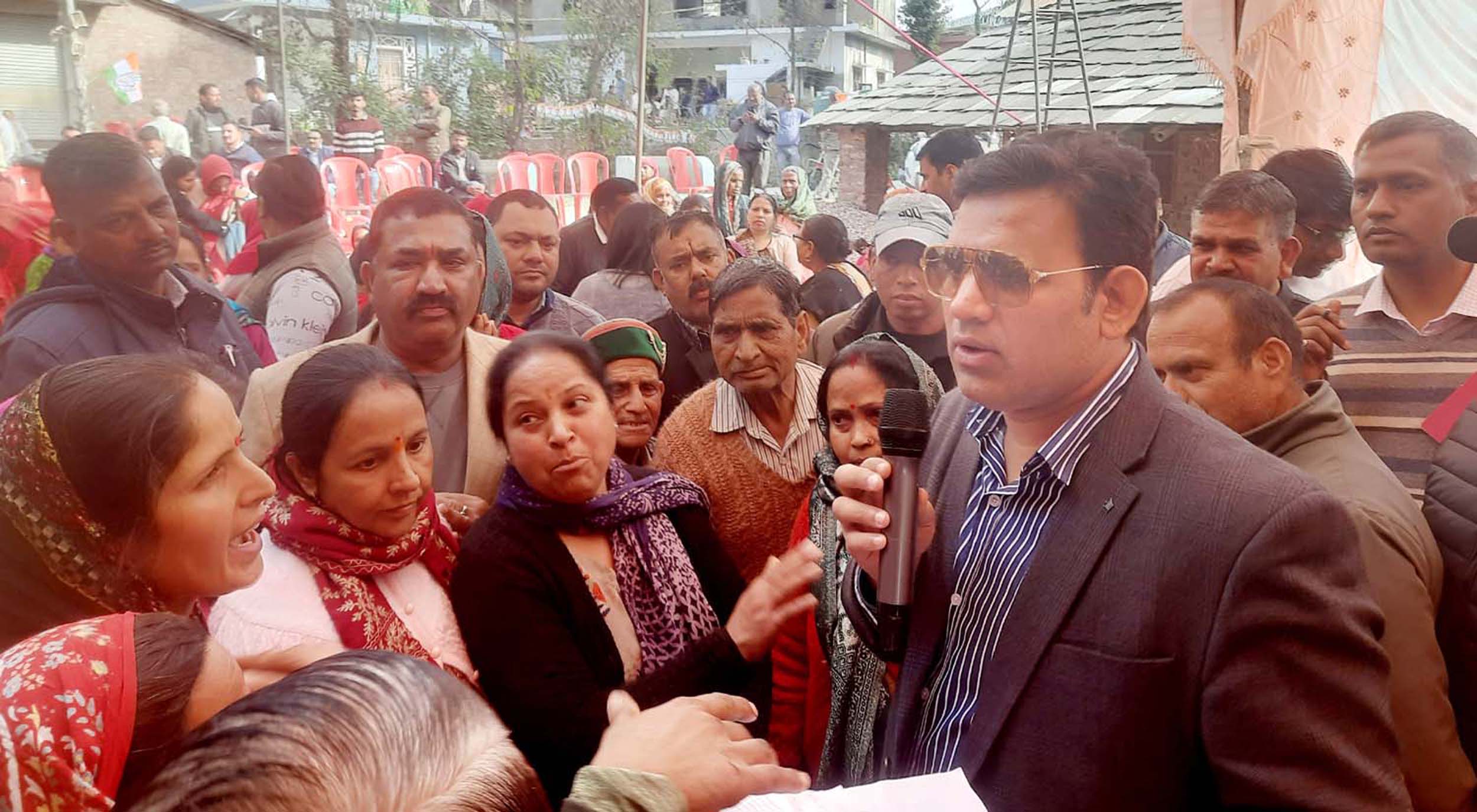 जनसमस्याएं सुनते हुए पर्यटन निगम के अध्यक्ष आरएस बाली। जनसमस्याएं सुनते हुए पर्यटन निगम के अध्यक्ष आरएस बाली।
