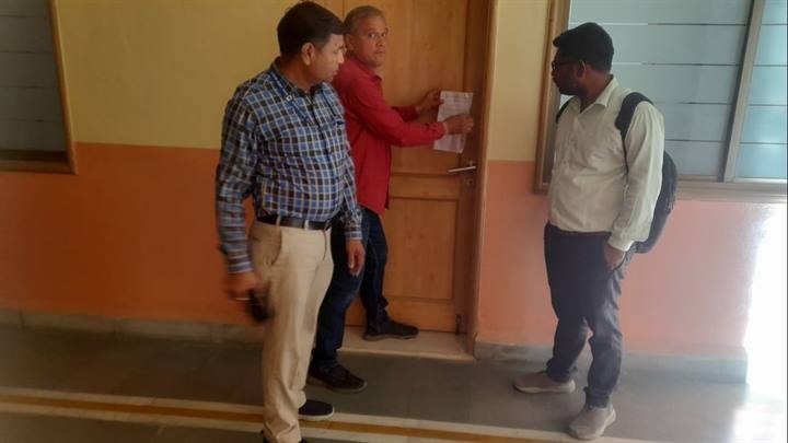 बकायादारों के मकान/कॉलेज को किया गया सील बकायादारों के मकान/कॉलेज को किया गया सील
