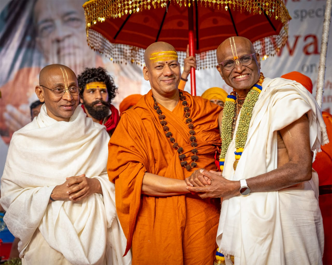 शुभकामनाएं देते हुए निरंजनी पीठाधीश्वर श्री श्री 1008 स्वामी कैलाशनंद गिरी महाराज शुभकामनाएं देते हुए निरंजनी पीठाधीश्वर श्री श्री 1008 स्वामी कैलाशनंद गिरी महाराज