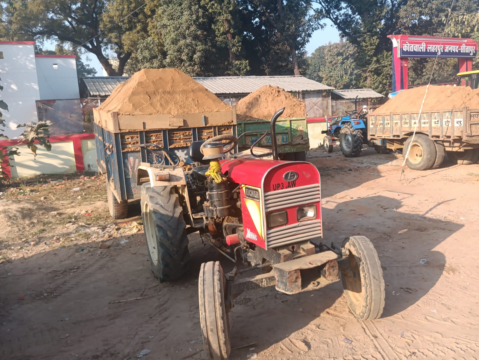 मौरंग से लदी ओवरलोड ट्राली