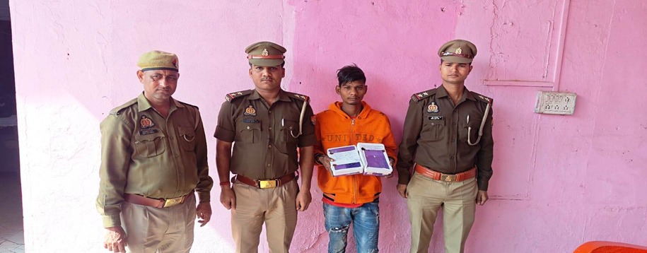 पुलिस की गिरफ्त में आरोपित चोर पुलिस की गिरफ्त में आरोपित चोर