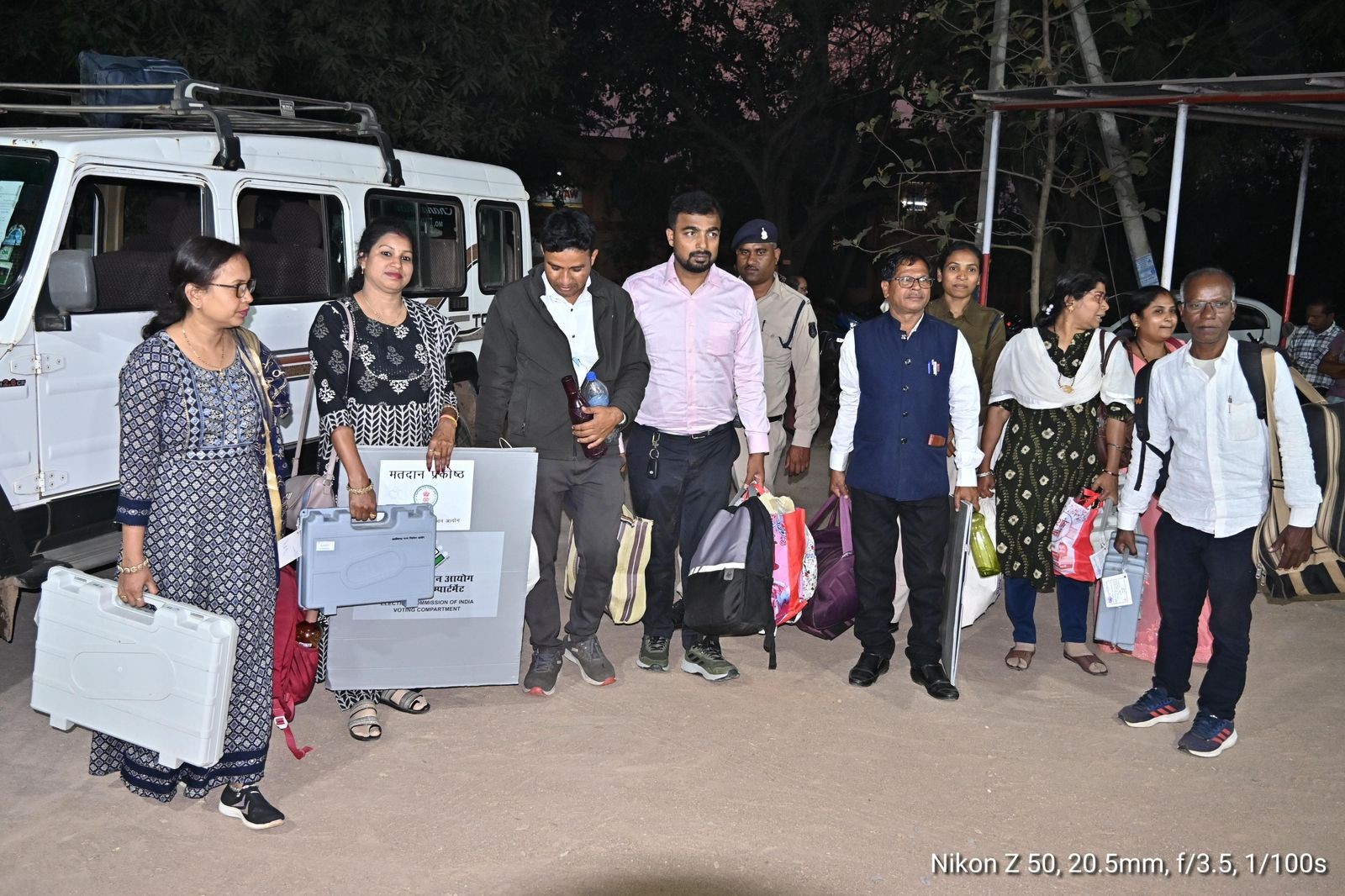 मतदान कराकर वापस लौटते हुए मतदान दल के अधिकारी-कर्मचारी। मतदान कराकर वापस लौटते हुए मतदान दल के अधिकारी-कर्मचारी।