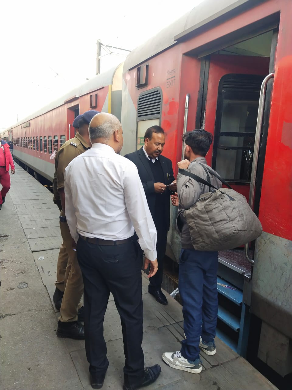 मुरादाबाद रेलवे स्टेशन पर बिना टिकट यात्रा करते हुए पकड़े गए 102 यात्री, वसूले ₹ 58,355 मुरादाबाद रेलवे स्टेशन पर बिना टिकट यात्रा करते हुए पकड़े गए 102 यात्री, वसूले ₹ 58,355