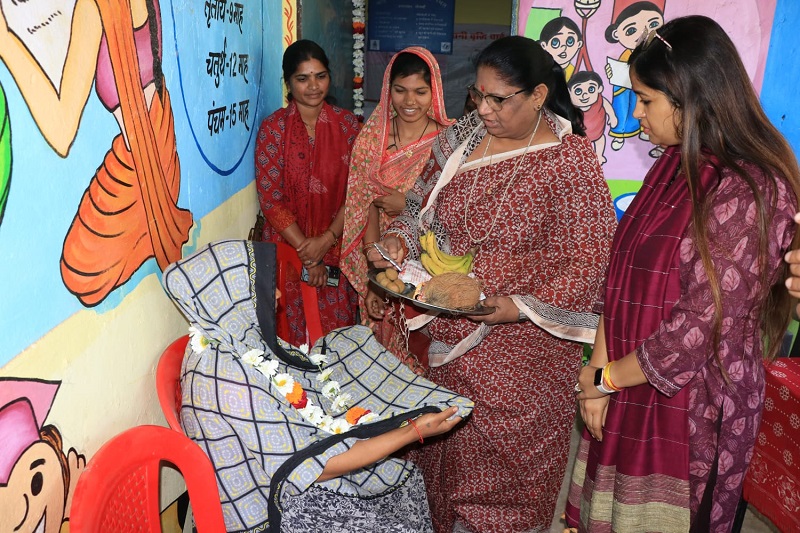मंत्री निर्मला भूरिया ने मंगल दिवस पर गर्भवती महिला की गोद भराई कर भेंट की किट मंत्री निर्मला भूरिया ने मंगल दिवस पर गर्भवती महिला की गोद भराई कर भेंट की किट