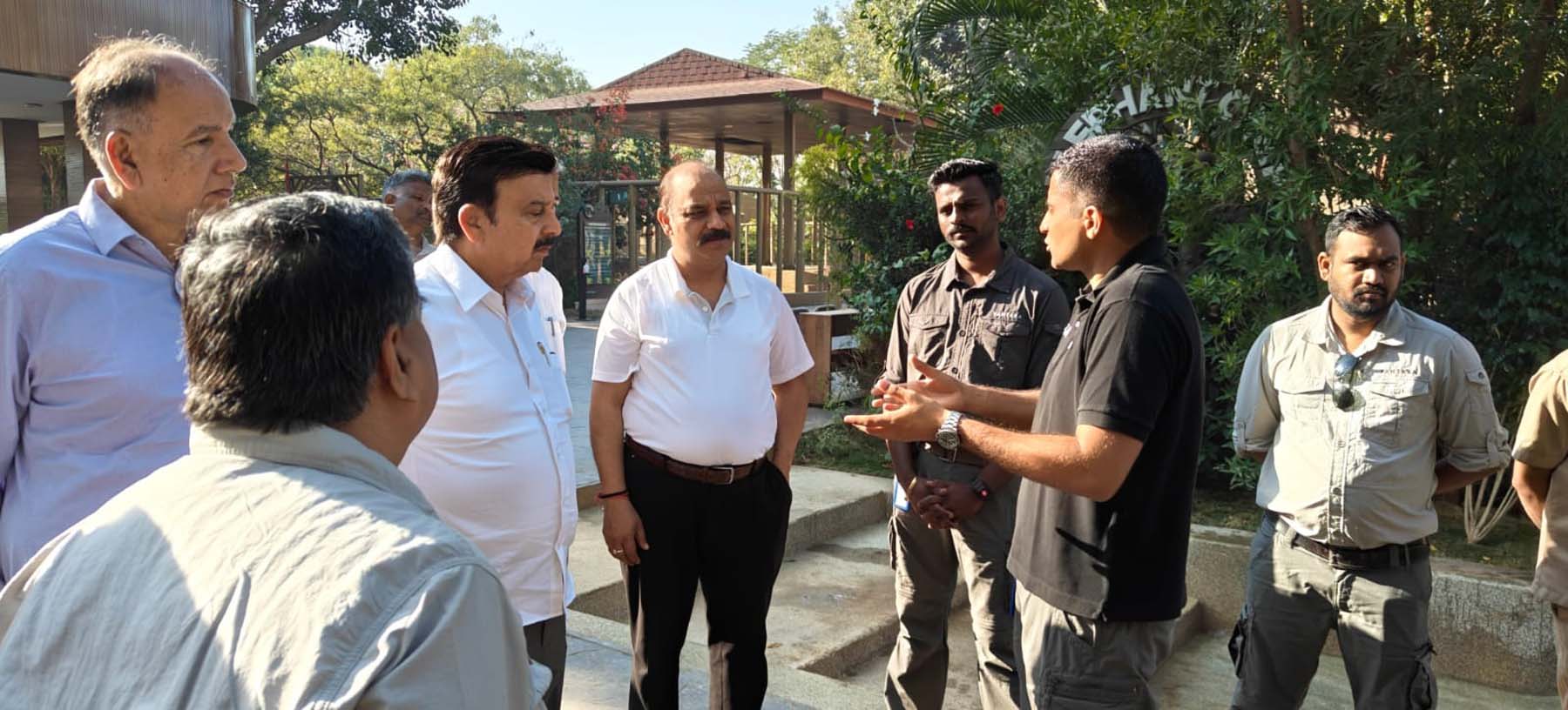 फोटो नंबर-03: महाराष्ट्र के नागपुर स्थित गोरेवाड़ा वन्यजीव सफारी व गुजरात के जामनगर स्थित वंतारा वन्यजीव रेस्क्यू सेंटर का दौरा करते हरियाणा के कैबिनेट मंत्री राव नरबीर सिंह।