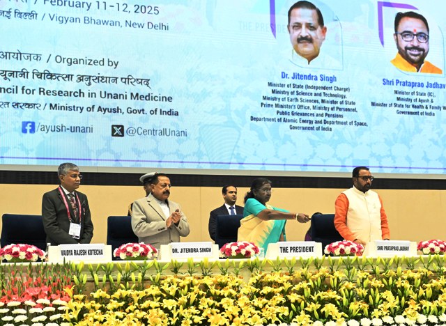 राष्ट्रपति द्रौपदी मुर्मु मंगलवार को एकीकृत स्वास्थ्य समाधान पर अंतरराष्ट्रीय सम्मेलन का उद्घाटन करते हुए राष्ट्रपति द्रौपदी मुर्मु मंगलवार को एकीकृत स्वास्थ्य समाधान पर अंतरराष्ट्रीय सम्मेलन का उद्घाटन करते हुए