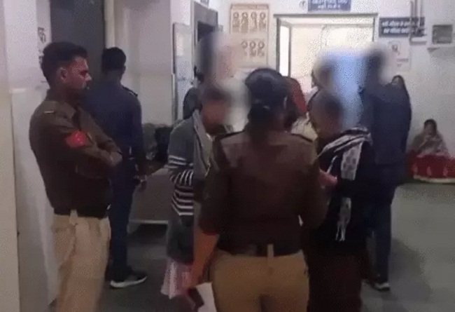 दुष्कर्म पीड़ित युवती से पूछताछ के लिए अस्पताल पहुंची पुलिस दुष्कर्म पीड़ित युवती से पूछताछ के लिए अस्पताल पहुंची पुलिस