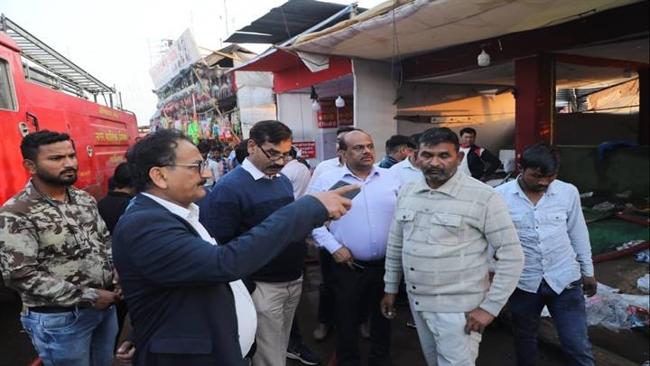 ग्वालियर व्यापार मेले में तीन दुकानों में लगी आग ग्वालियर व्यापार मेले में तीन दुकानों में लगी आग