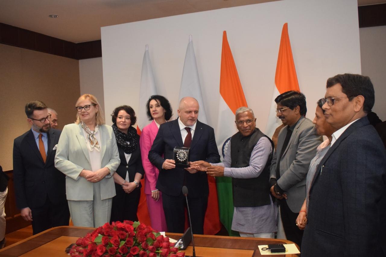 पोलैंड के संसदीय प्रतिनिधिमंडल ने राज्यसभा के उपसभापति हरिवंश से मुलाकात की पोलैंड के संसदीय प्रतिनिधिमंडल ने राज्यसभा के उपसभापति हरिवंश से मुलाकात की