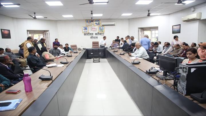 जनसुनवाई में अधिकारियों ने सुनी आवेदकों की समस्याएं जनसुनवाई में अधिकारियों ने सुनी आवेदकों की समस्याएं