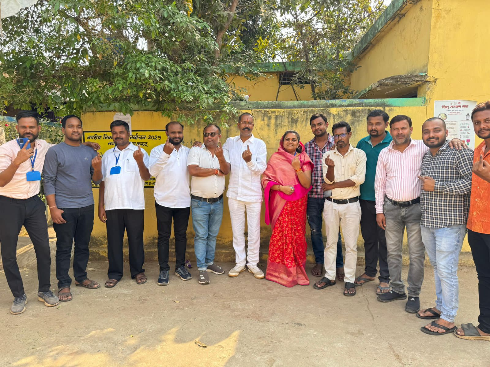 मतदान के बाद समूह में लोगों के साथ खड़ी हुई भाजपा अध्यक्ष पद प्रत्याशी ज्योति भानू चंद्राकर। मतदान के बाद समूह में लोगों के साथ खड़ी हुई भाजपा अध्यक्ष पद प्रत्याशी ज्योति भानू चंद्राकर।