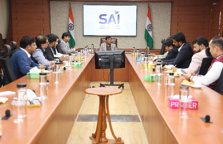 साइकिल निर्माताओं संग बैठक करते केंद्रीय खेल मंत्री साइकिल निर्माताओं संग बैठक करते केंद्रीय खेल मंत्री