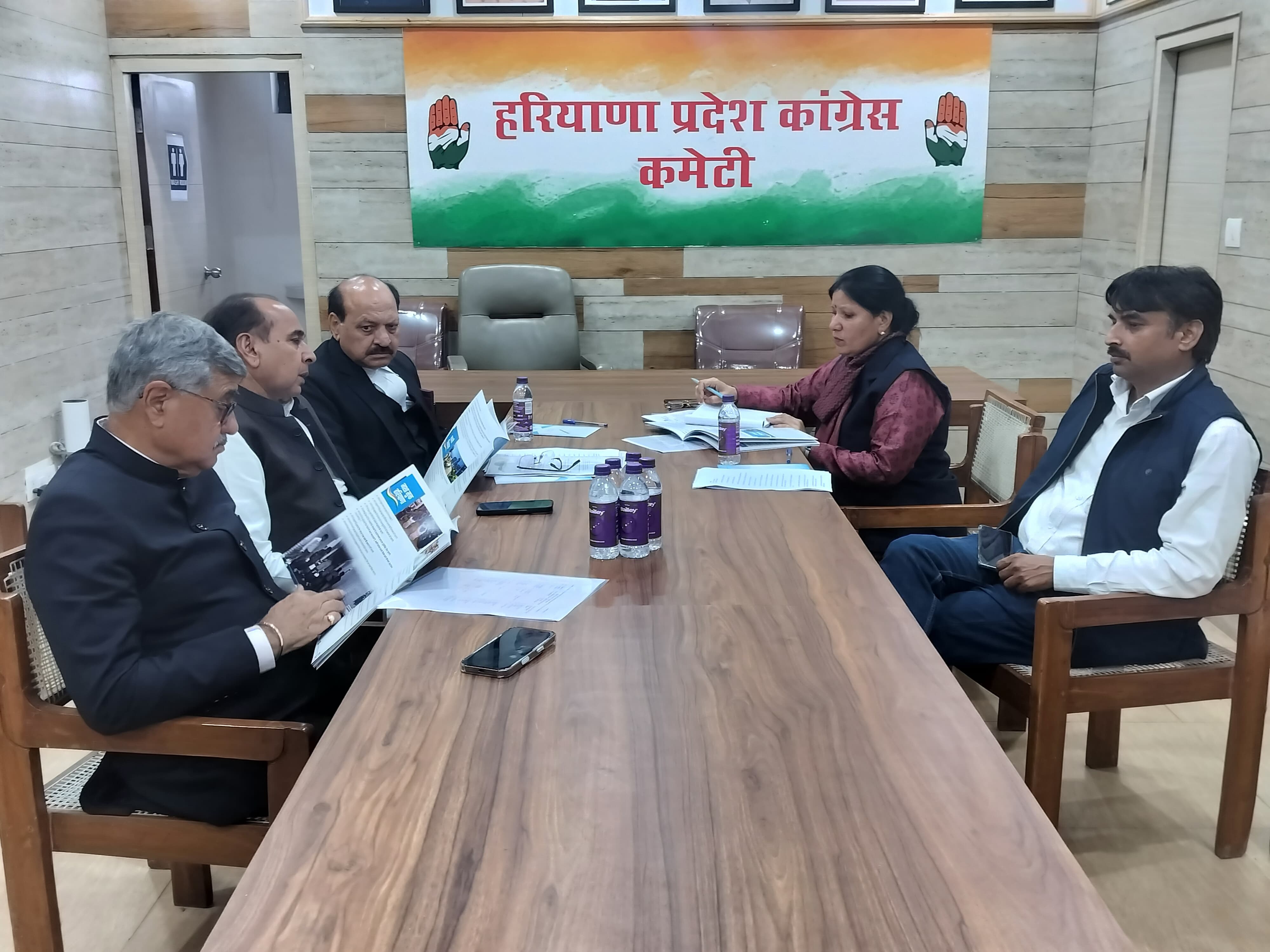 कांग्रेस की मेनिफेस्टो कमेटी बैठक में भाग लेते नेता कांग्रेस की मेनिफेस्टो कमेटी बैठक में भाग लेते नेता
