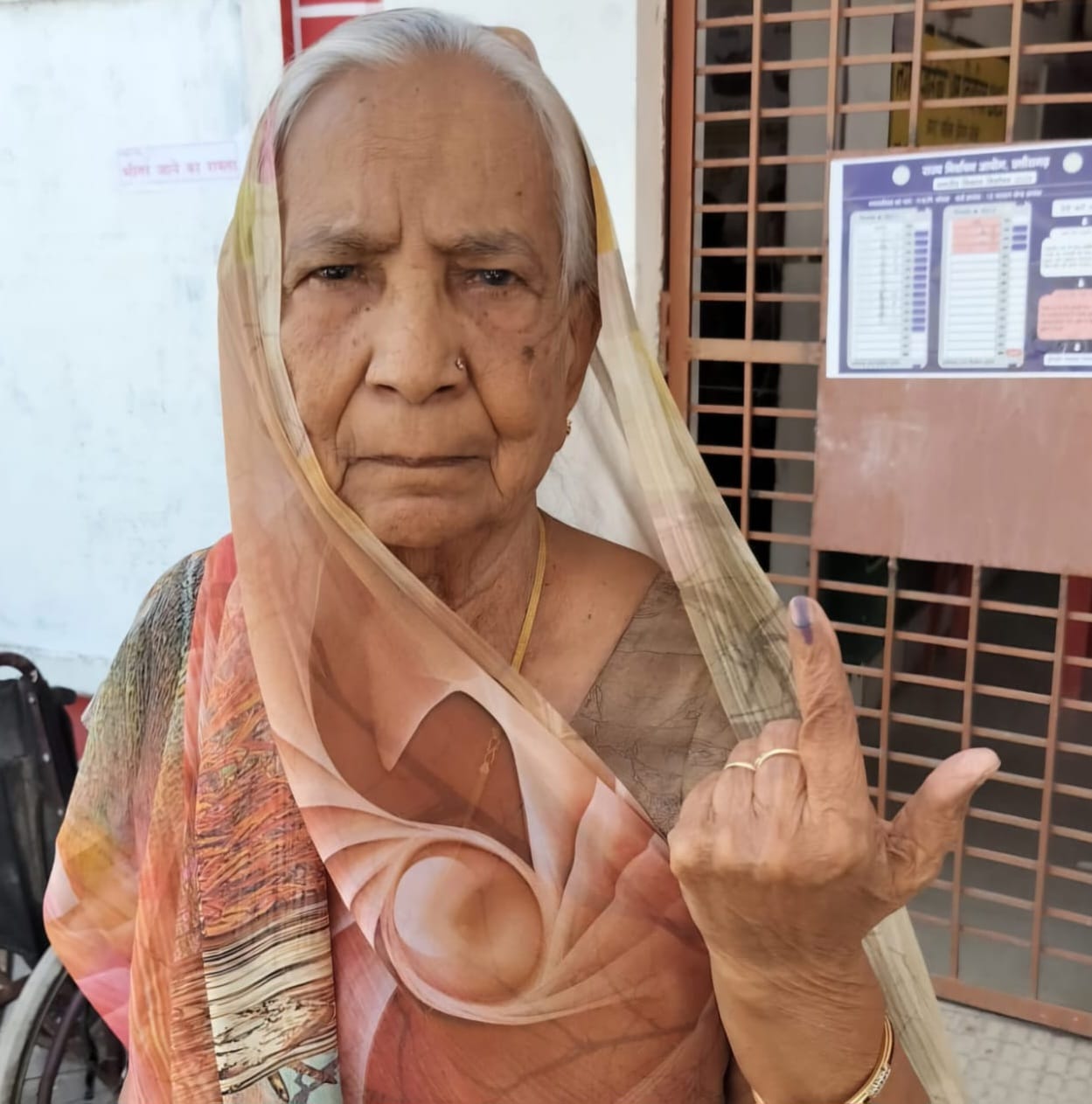 90 वर्ष की उम्र में कमला देवी अग्रवाल ने किया मतदान 90 वर्ष की उम्र में कमला देवी अग्रवाल ने किया मतदान