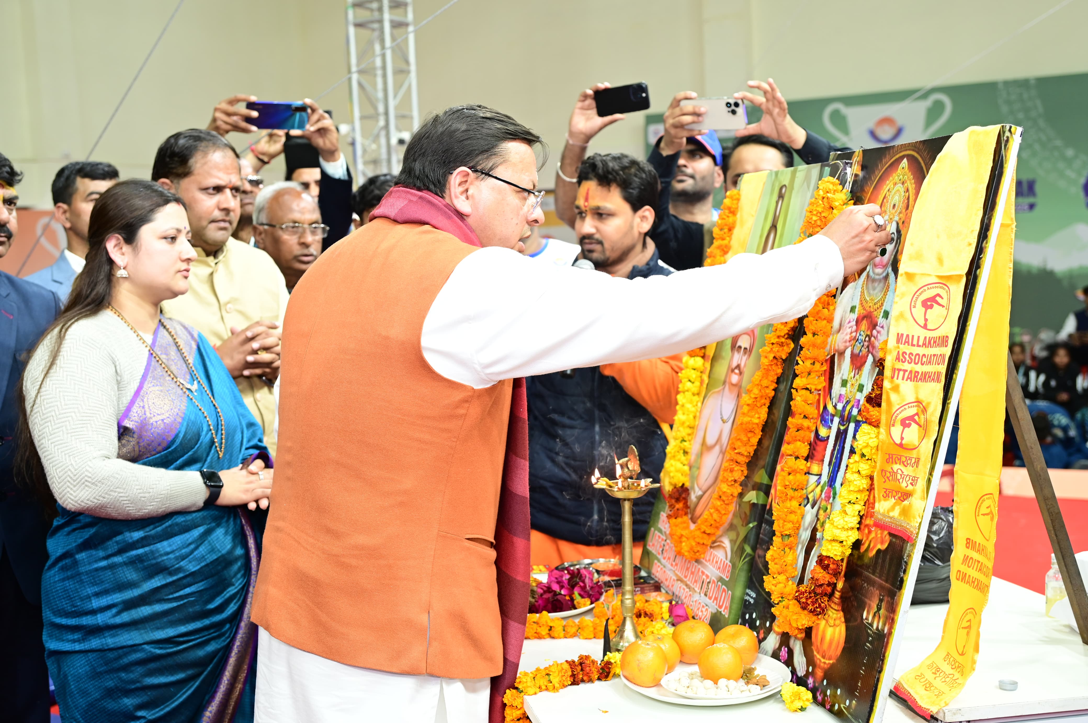 मलखंब प्रतियोगिता का हनुमान पूजा कर शुभारंभ करते मुख्यमंत्री धामी। मलखंब प्रतियोगिता का हनुमान पूजा कर शुभारंभ करते मुख्यमंत्री धामी।