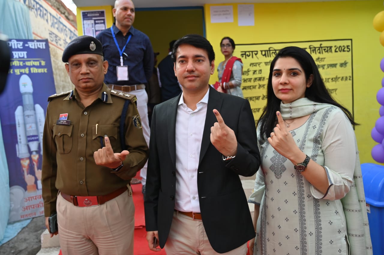 कलेक्टर ने सपत्नीक किया मतदान, पुलिस अधीक्षक सहित अधिकारियों ने किया मताधिकार का प्रयोग कलेक्टर ने सपत्नीक किया मतदान, पुलिस अधीक्षक सहित अधिकारियों ने किया मताधिकार का प्रयोग