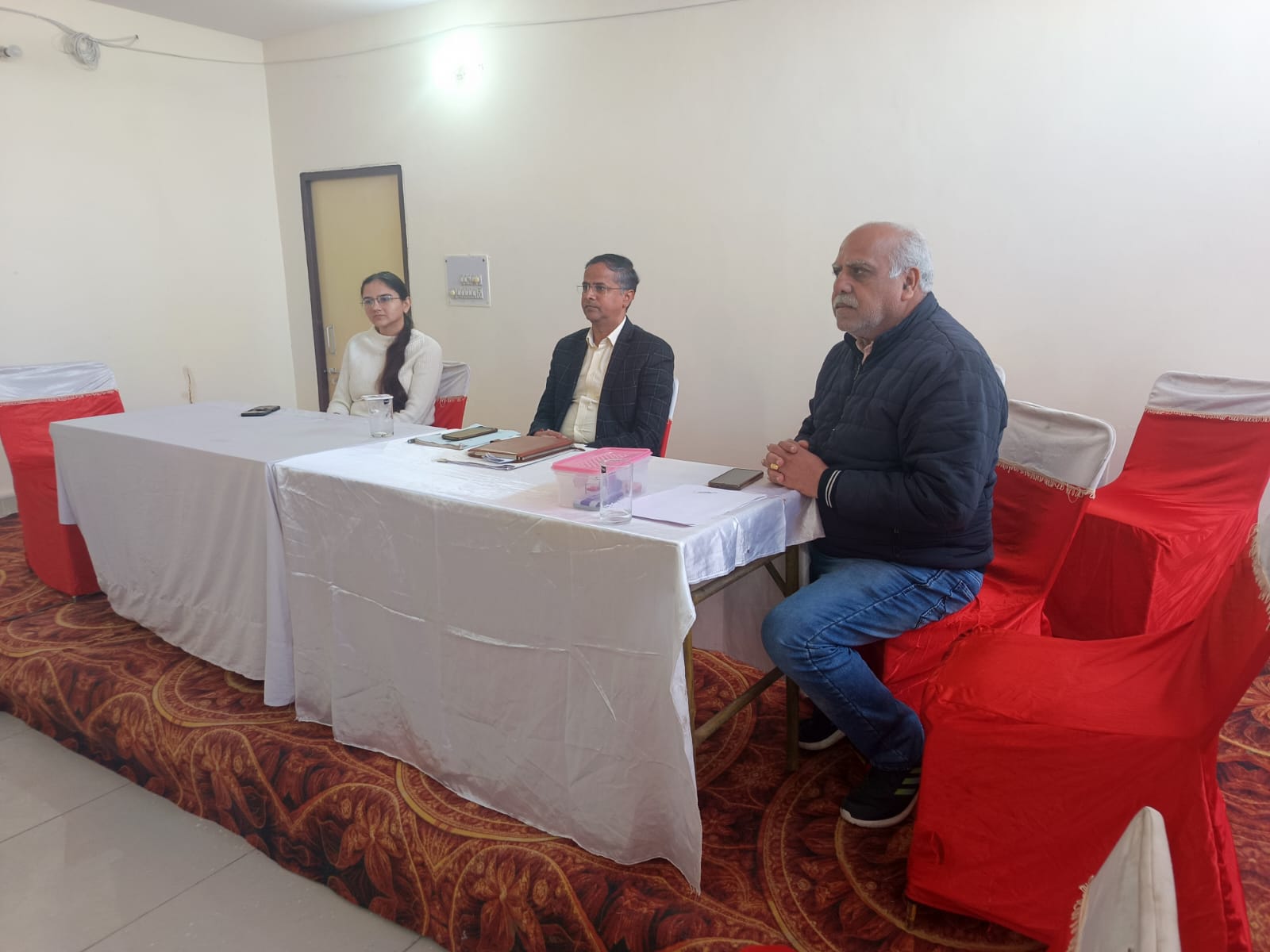 तहसील कार्यालय में बैठे अधिकारी। तहसील कार्यालय में बैठे अधिकारी।