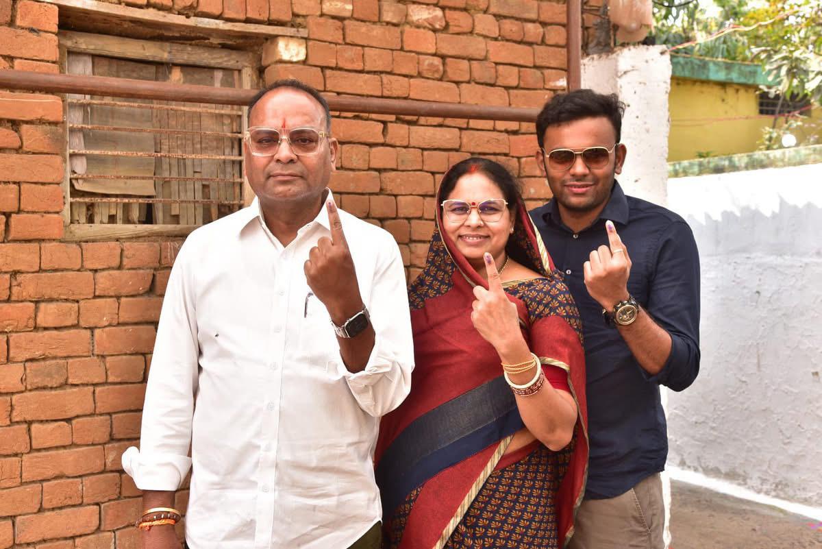 मतदान की स्याही दिखाते हुए कुरुद विधायक अजय चंद्राकर साथ में परिवार के सदस्य। मतदान की स्याही दिखाते हुए कुरुद विधायक अजय चंद्राकर साथ में परिवार के सदस्य।