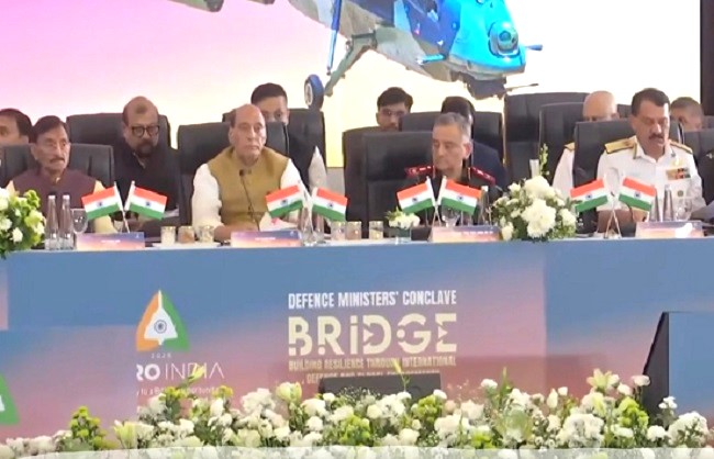  'एयरो इंडिया' में रक्षा मंत्रियों के सम्मेलन को संबोधित करते रक्षा मंत्री राजनाथ सिंह 'एयरो इंडिया' में रक्षा मंत्रियों के सम्मेलन को संबोधित करते रक्षा मंत्री राजनाथ सिंह