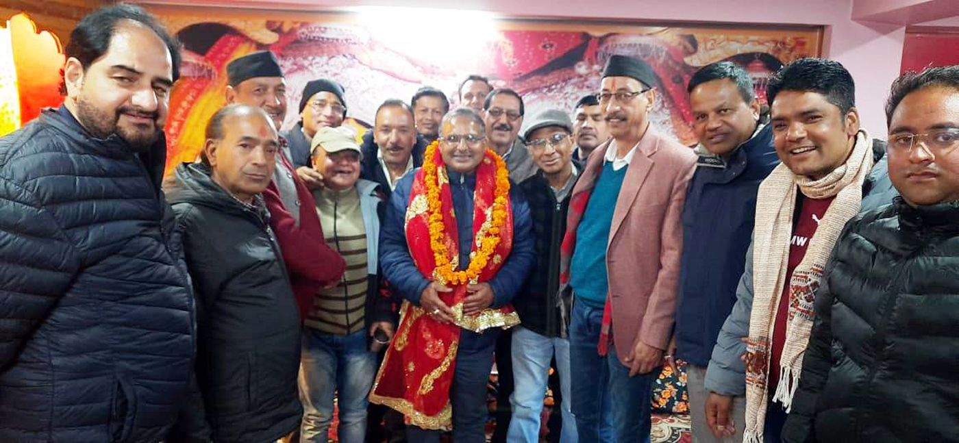 सभासद बनने पर मुकेश जोशी को सम्मानित करते सभा के लोग। सभासद बनने पर मुकेश जोशी को सम्मानित करते सभा के लोग।