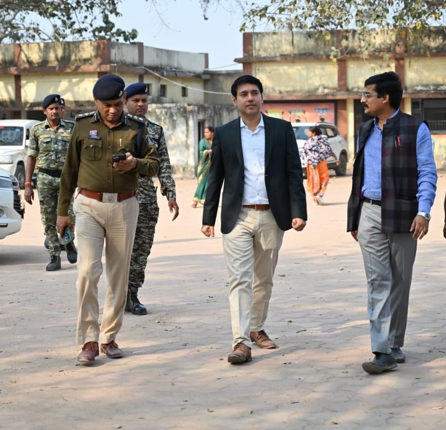 कलेक्टर-पुलिस अधीक्षक ने किया मतदान केंद्रों का निरीक्षण