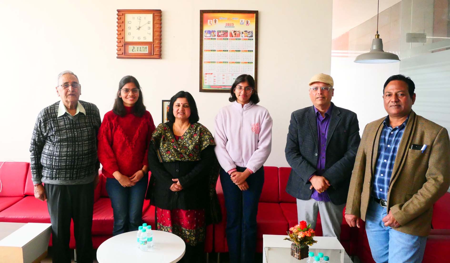 टॉप करने वाले विद्यार्थी अग्रोहा मेडिकल कॉलेज के अधिकारियों के साथ। टॉप करने वाले विद्यार्थी अग्रोहा मेडिकल कॉलेज के अधिकारियों के साथ।
