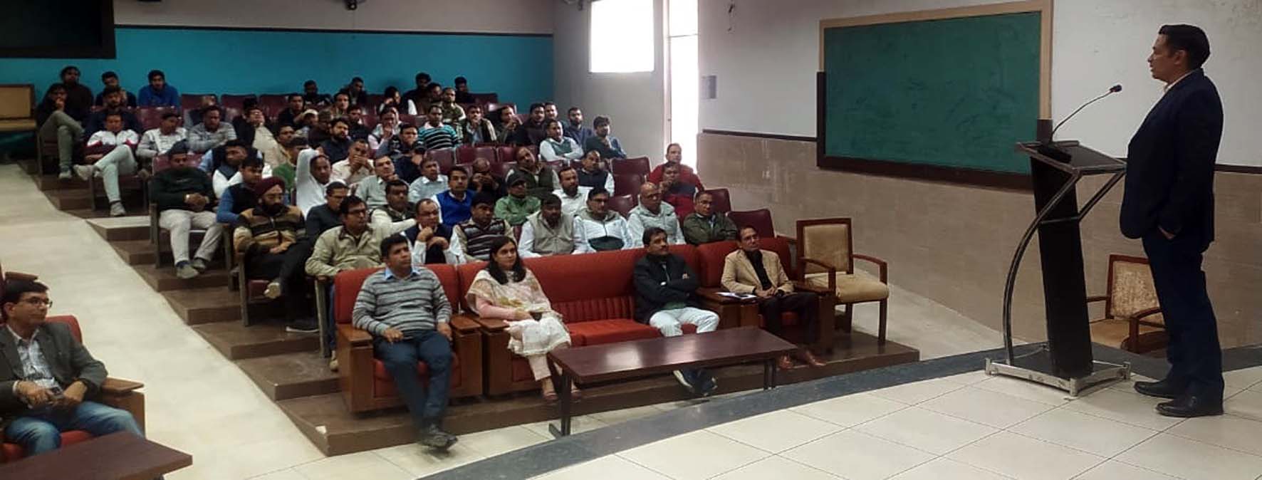 साइबर सुरक्षा को लेकर कार्यशाला को संबोधित करते डीआईओ दीपक भारद्वाज। साइबर सुरक्षा को लेकर कार्यशाला को संबोधित करते डीआईओ दीपक भारद्वाज।