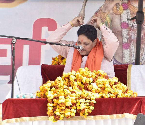 साहिबाबाद कथा वाचन करते उत्तर प्रदेश सरकार के मंत्री सुनील शर्मा। साहिबाबाद कथा वाचन करते उत्तर प्रदेश सरकार के मंत्री सुनील शर्मा।