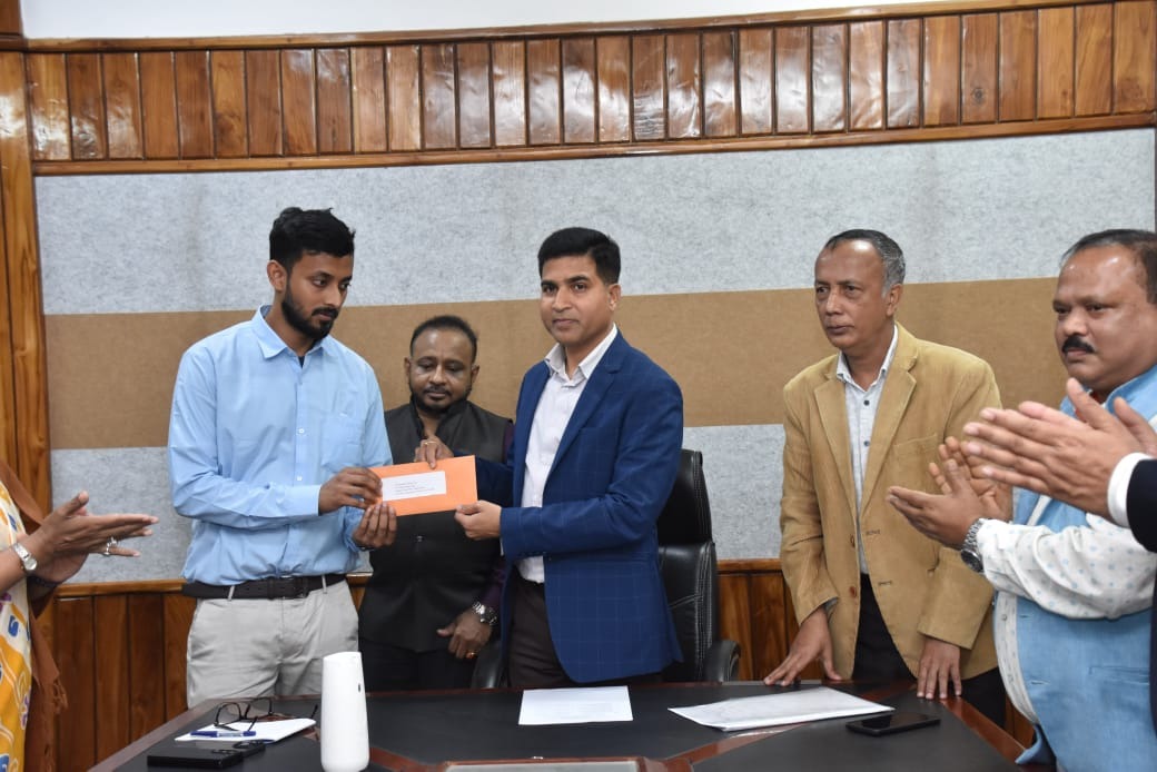 दिसपुर में श्रमिक कल्याण विभाग के नियुक्ति पत्र वितरण कार्यक्रम की तस्वीर। दिसपुर में श्रमिक कल्याण विभाग के नियुक्ति पत्र वितरण कार्यक्रम की तस्वीर।