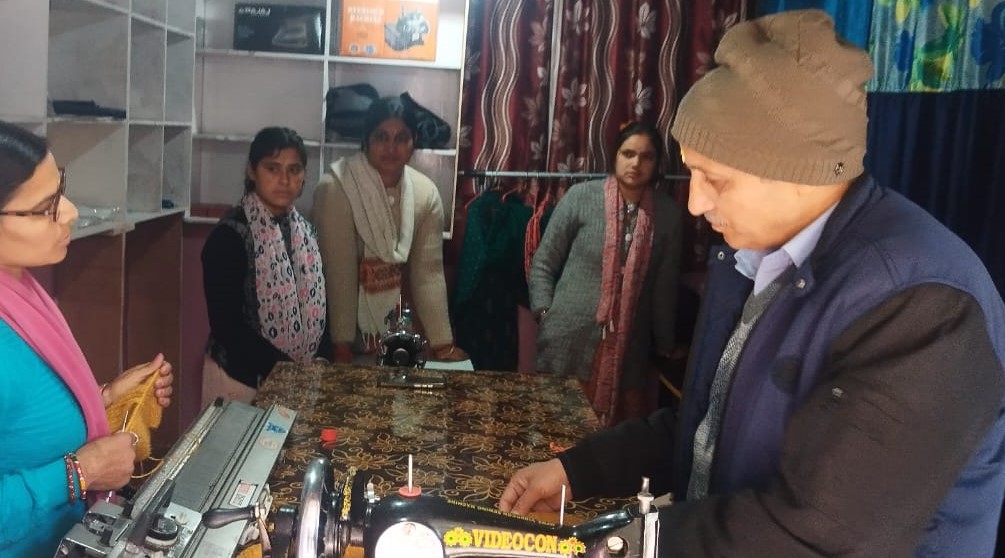 गोपेश्वर के हल्दापानी में सिलाई सेंटर का उद्घाटन करते हुए। गोपेश्वर के हल्दापानी में सिलाई सेंटर का उद्घाटन करते हुए।