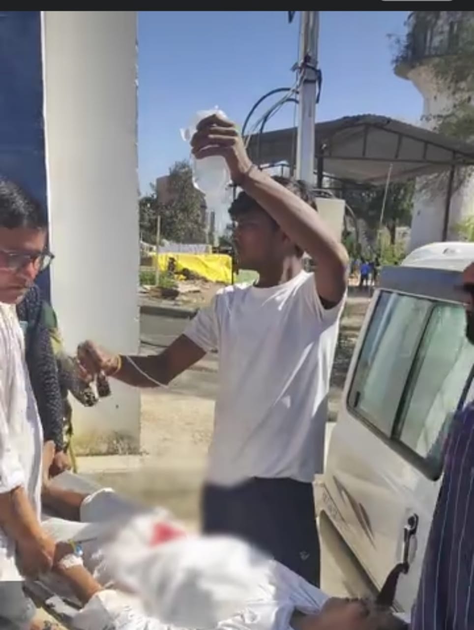 भतीजे ने चाचा के पेट में घोंपा चाकू भतीजे ने चाचा के पेट में घोंपा चाकू