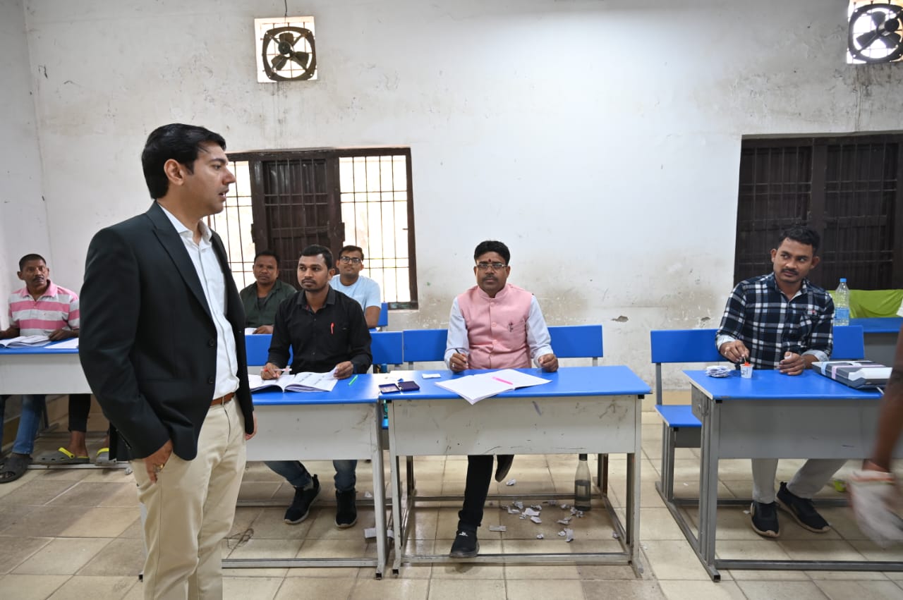कलेक्टर-पुलिस अधीक्षक ने किया मतदान केंद्रों का निरीक्षण कलेक्टर-पुलिस अधीक्षक ने किया मतदान केंद्रों का निरीक्षण