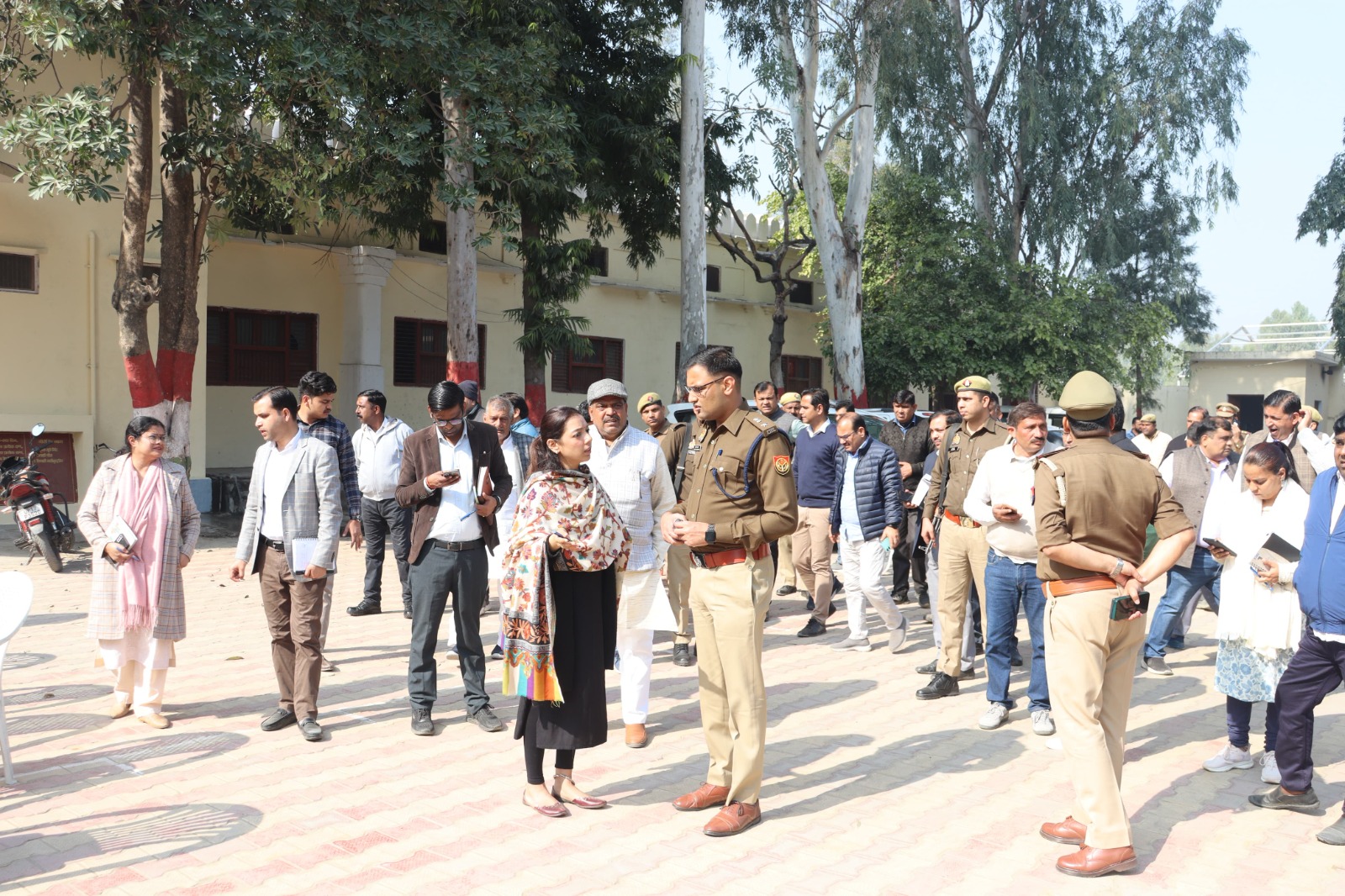 छपरौली विधा मंदिर में निरीक्षण करते अधिकारी छपरौली विधा मंदिर में निरीक्षण करते अधिकारी