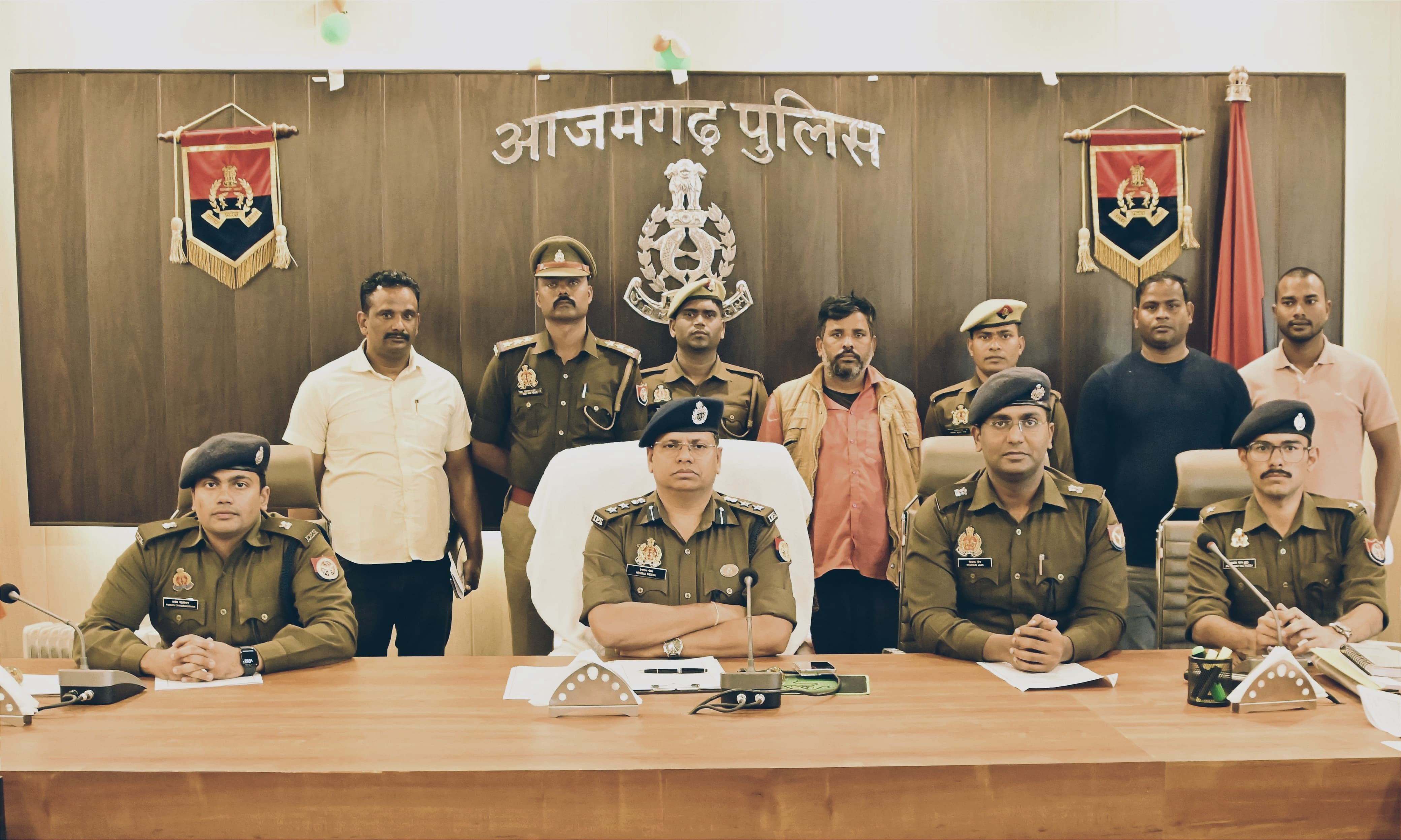 गिरफ्तार गांजा तस्कर के साथ पुलिस टीम गिरफ्तार गांजा तस्कर के साथ पुलिस टीम