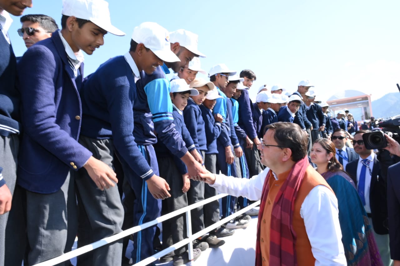 छात्राें का हाथ मिलाकर उत्साह बढ़ाते मुख्यमंत्री पुष्कर सिंह धामी। छात्राें का हाथ मिलाकर उत्साह बढ़ाते मुख्यमंत्री पुष्कर सिंह धामी।