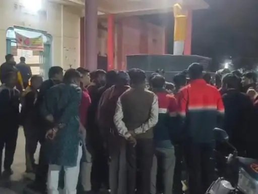 हादसे के बाद अस्पताल में जुटी भीड़। हादसे के बाद अस्पताल में जुटी भीड़।